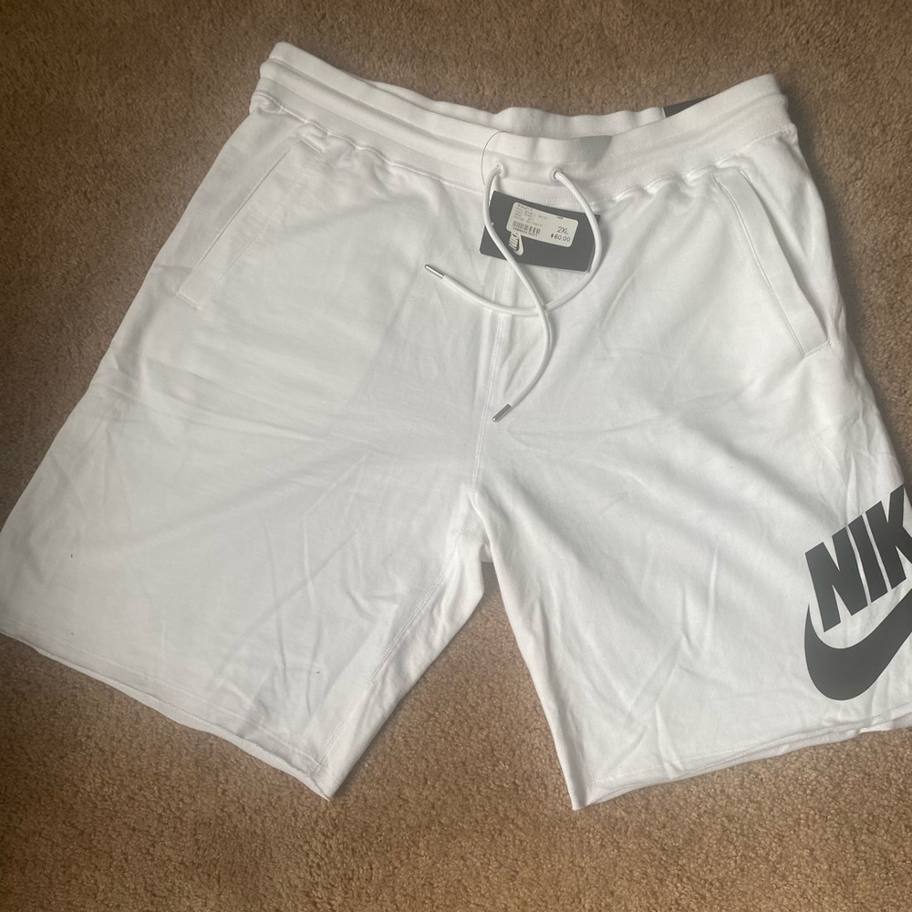 Nike White sweat shorts Brand new with tags💧💧💧